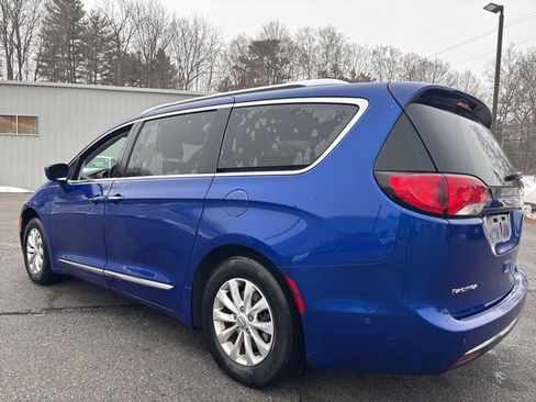 Used 2019 Chrysler Pacifica Touring-L w/ Advanced Safetytec Group image 2