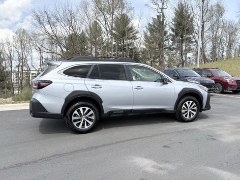 Used 2025 Subaru Outback Premium image 8