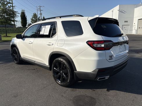 Used 2025 Honda Pilot Black Edition image 7