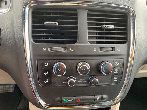 Used 2018 Dodge Grand Caravan SXT image 19