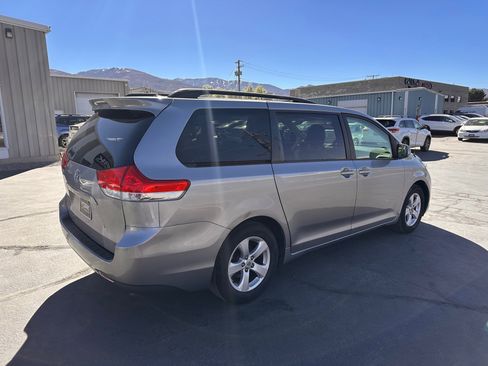 Used 2012 Toyota Sienna LE image 3