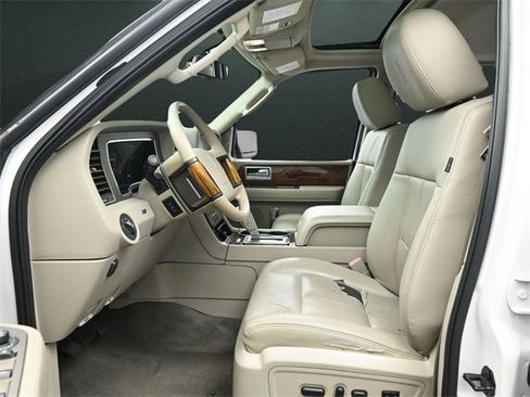 Used 2014 Lincoln Navigator 4WD image 11