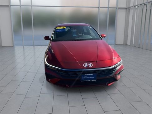 Used 2025 Hyundai Elantra SE image 3