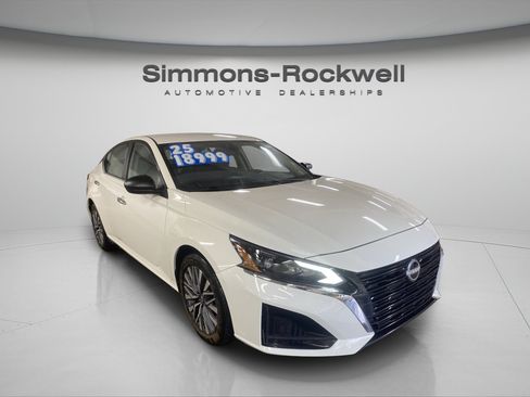Used 2025 Nissan Altima 2.5 SV FWD image 7