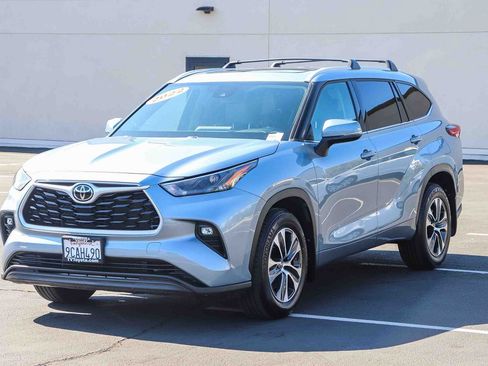 Used 2022 Toyota Highlander XLE AWD/4WD image 3