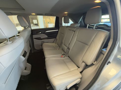 Used 2017 Toyota Highlander SE image 36