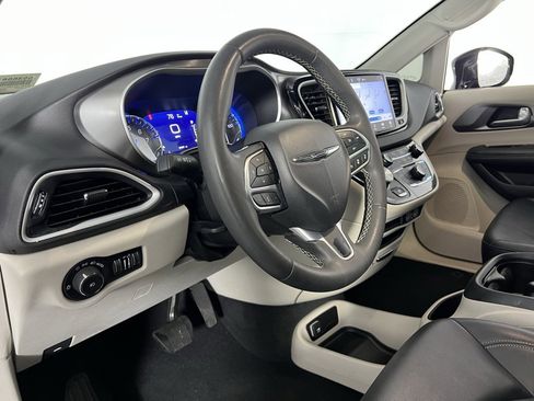 Used 2024 Chrysler Pacifica Touring-L image 21