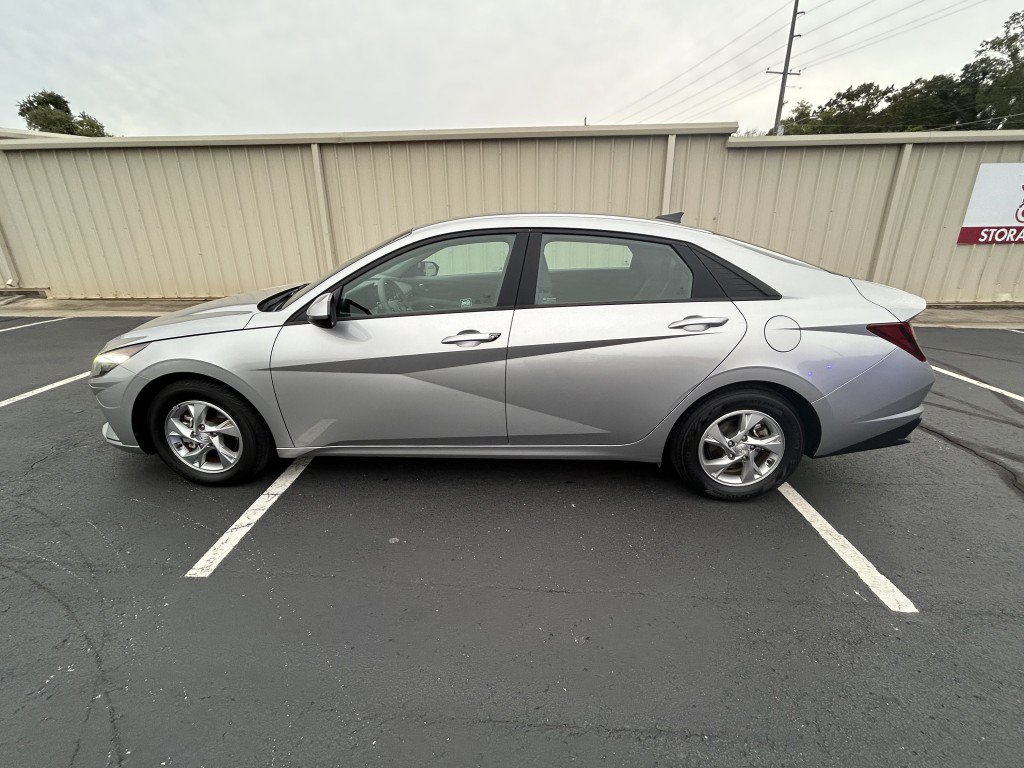 Used 2021 Hyundai Elantra SE FWD image 2