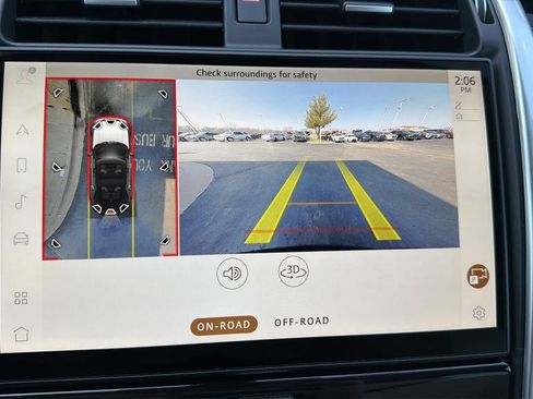 Used 2025 Land Rover Discovery S image 27