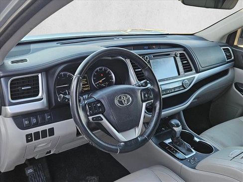 Used 2017 Toyota Highlander XLE image 10