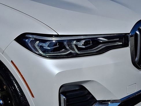 Used 2022 BMW X7 xDrive40i w/ Premium Package image 9