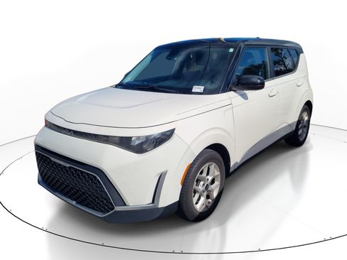 Used 2023 Kia Soul S FWD image 2
