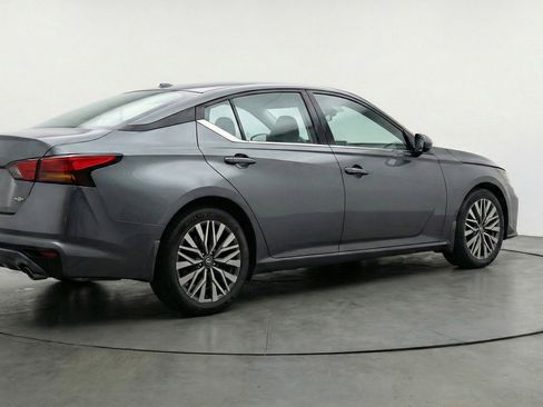 Used 2025 Nissan Altima 2.5 SV FWD image 9
