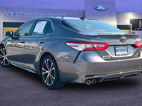 Used 2020 Toyota Camry SE w/ Sunroof Package FWD image 4