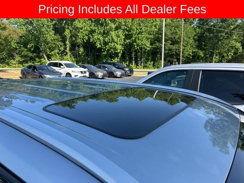 Used 2022 Toyota Highlander XLE FWD image 3