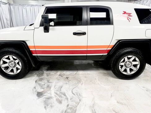 Used 2014 Toyota FJ Cruiser 4WD image 9