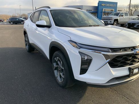 Used 2025 Chevrolet Trax LT w/ LT Convenience Package image 14