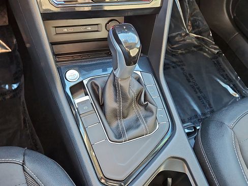 Certified 2025 Volkswagen Taos SE image 13