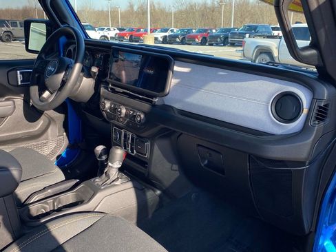 Used 2025 Jeep Gladiator Sport image 31