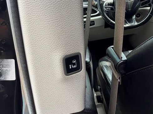 Used 2019 Chrysler Pacifica Touring-L FWD image 15
