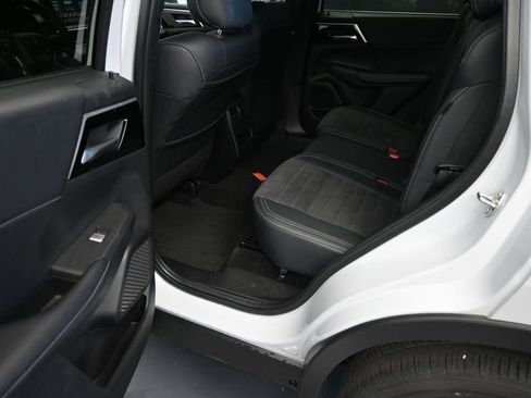 Used 2024 Mitsubishi Outlander SE image 17