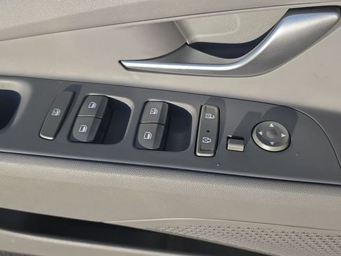 Used 2023 Hyundai Elantra SEL w/ Convenience Package image 39