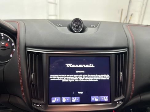 Used 2022 Maserati Levante Trofeo AWD/4WD image 17