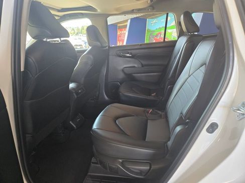 Used 2023 Toyota Highlander XLE image 6