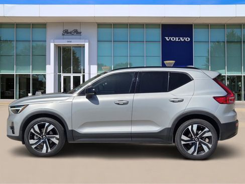 Used 2023 Volvo XC40 B5 Plus image 3