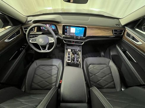 Certified 2025 Volkswagen Atlas SE w/ Panoramic Sunroof Package image 13