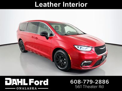 Used 2025 Chrysler Pacifica Select