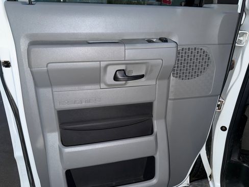 Used 2010 Ford E-350 and Econoline 350 XLT RWD image 22