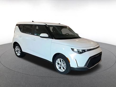 Used 2025 Kia Soul LX w/ LX Technology Package FWD image 2