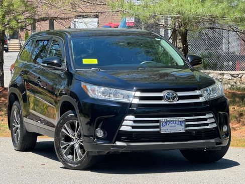 Used 2019 Toyota Highlander Plus AWD/4WD image 1