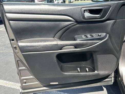 Used 2017 Toyota Highlander SE AWD/4WD image 23