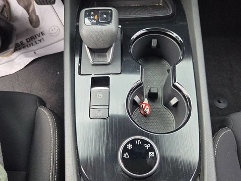 Used 2023 Nissan Rogue S AWD/4WD image 18