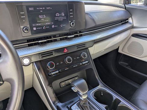 Used 2024 Kia Carnival LX image 20