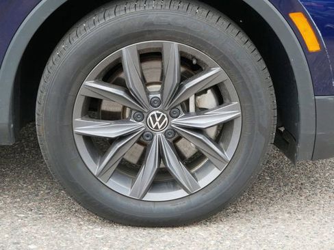 Certified 2023 Volkswagen Tiguan SE w/ Panoramic Sunroof Package AWD/4WD image 9