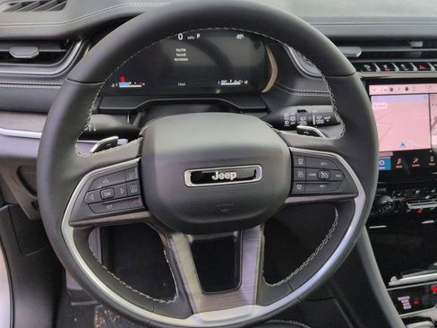 New 2025 Jeep Grand Cherokee Limited w/ Luxury Tech Group II image 24