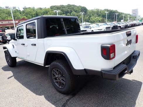 New 2025 Jeep Gladiator Sport image 3
