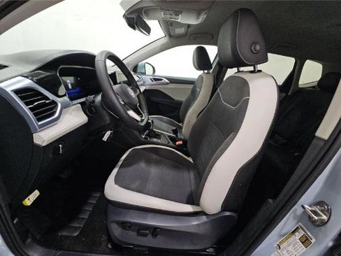 Used 2025 Volkswagen Taos SE image 6