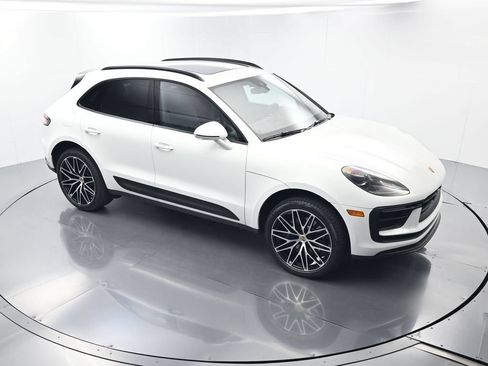Certified 2026 Porsche Macan AWD/4WD image 42