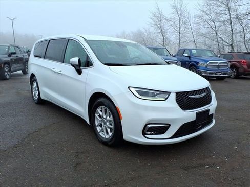 Used 2023 Chrysler Pacifica Touring-L image 7