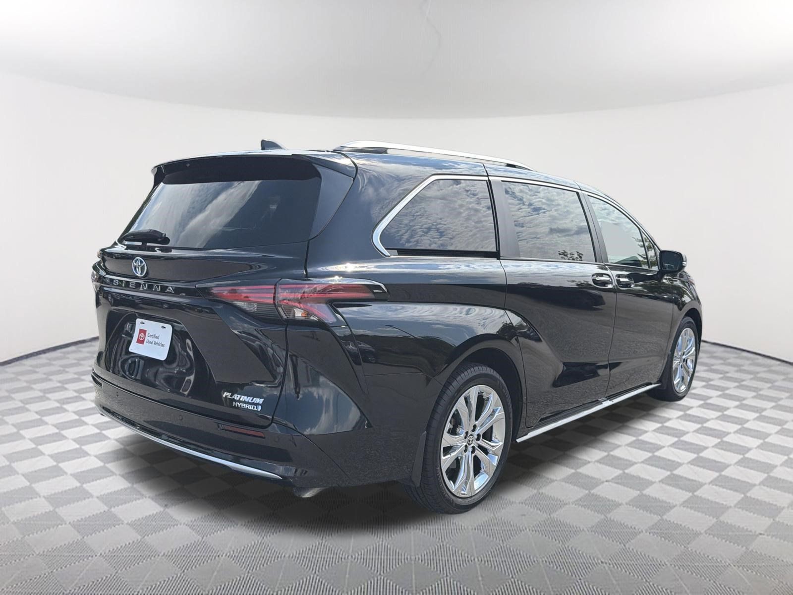 Certified 2024 Toyota Sienna Platinum FWD image 16