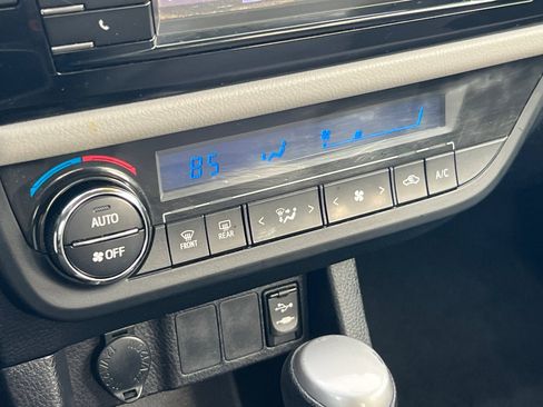 Used 2015 Toyota Corolla LE image 18