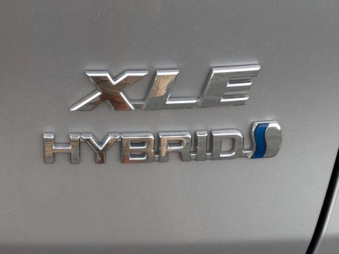 Used 2022 Toyota RAV4 XLE Premium AWD/4WD image 14