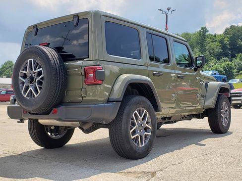 Used 2026 Jeep Wrangler Unlimited Sahara AWD/4WD image 3