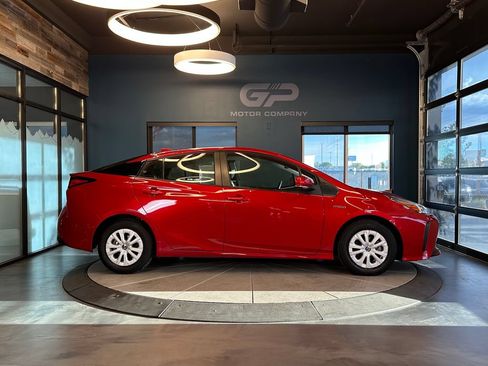 Used 2022 Toyota Prius LE FWD image 2