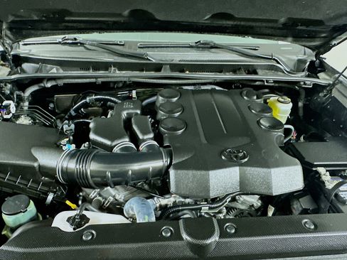 Used 2018 Toyota 4Runner SR5 image 32