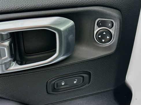 Used 2025 Jeep Wrangler Sahara image 15